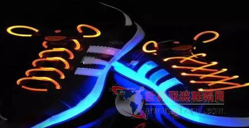 俄罗斯新规 夜间行人须佩戴发光装置，安全出行成焦点